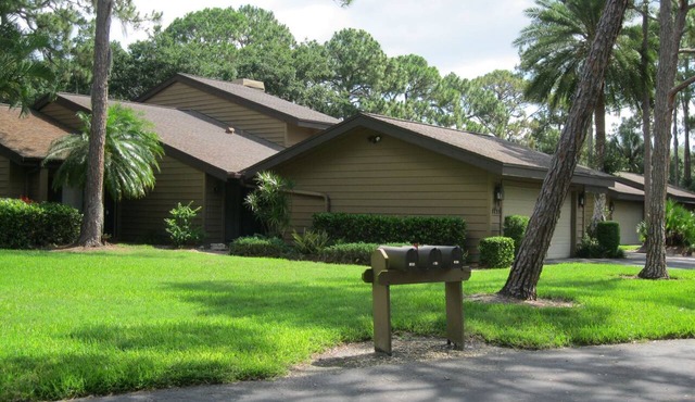Lovely 2 Bed 2 Bathroom Condo in a quiet lush area near the golf course