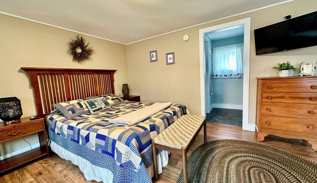 Lovely and Spacious Studio with Full Bath and Kitchen!