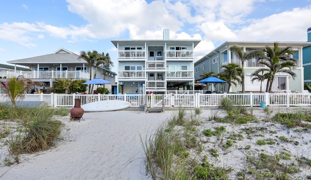 Lovely Three Bedroom Beachfront Condo, Heated Pool, Wifi, Cable, Jacuzzi