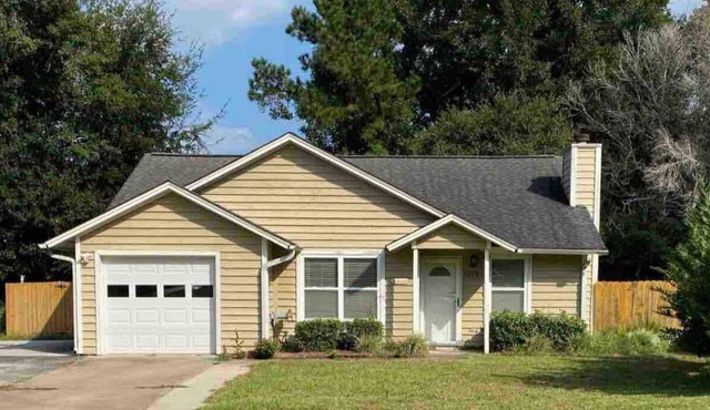 Lowcountry Oasis - 3 bed 2 bath - 5 min to the beach - fenced in yard