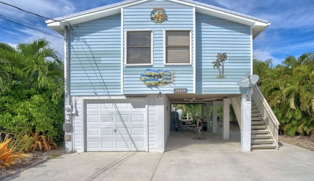 Lower Keys on quiet canal front w/boat lift, screened-in porch & Pets Welcome!
