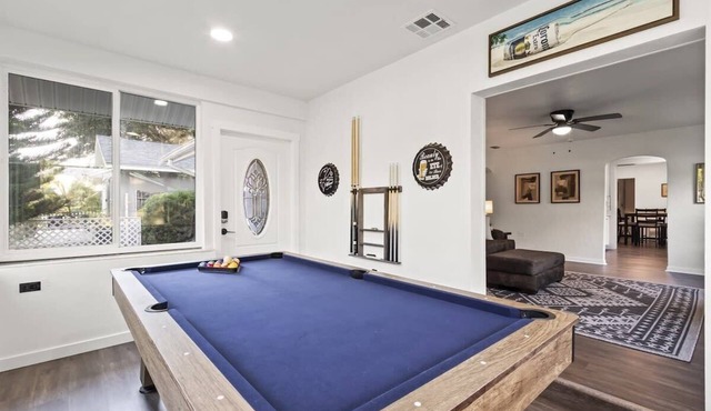 Lowry Park Retreat | Pool Table, Arcade, Fast WIFI