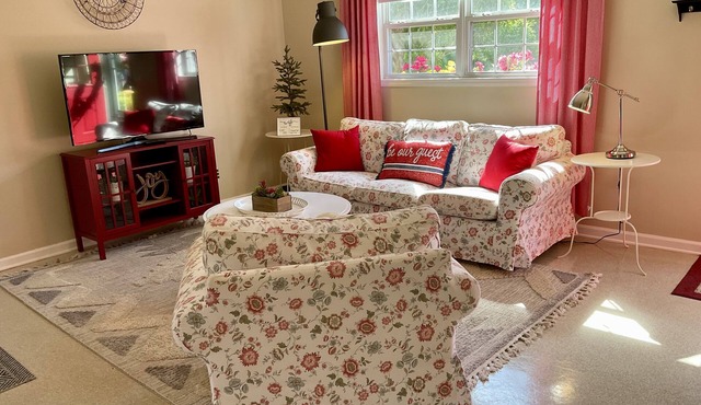Lunas Flat 145 :Spotless, Sweet, Cozy & Comfy. Just renovated.