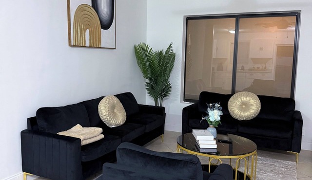 Luxery house/pool/near airport/hard rock casino hotel/downtown Hollywood/beach