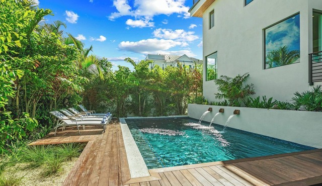 Luxurious 6 Bedroom House with Rooftop Deck, Pool & Spa, Steps to Lido Beach