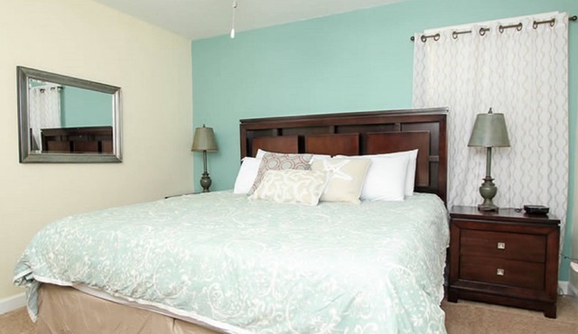 Luxurious, Hot Tub, close to everything, Gym, Super Clean, Spotless, nite life