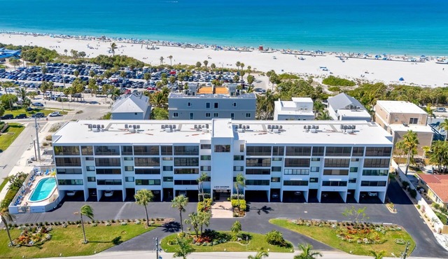 Luxurious Living Steps to Lido Beach & Walking Distance to St. Armands Circle