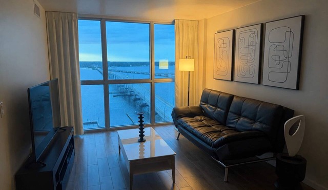 Luxurious Minimal 19th-Floor Highrise [Waterview]