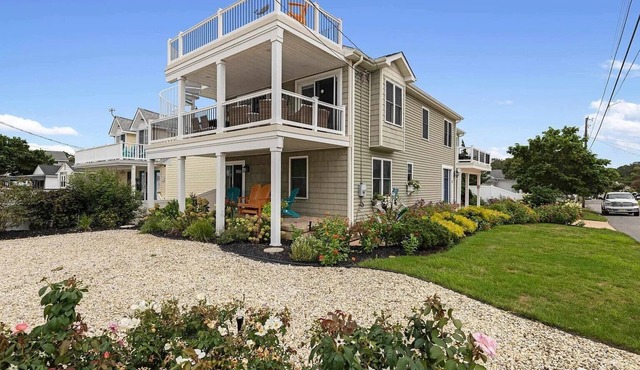 Luxury 4-BR beautifully-cared for home in cool Villas only steps to the bay!