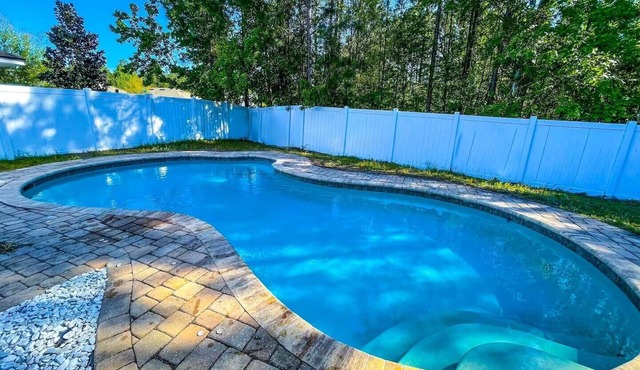 Luxury 4BR Pool Retreat Taste of Britain