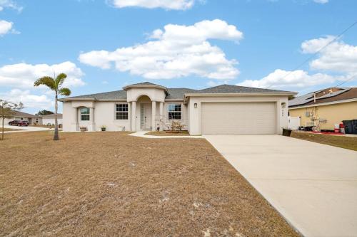 Luxury 4BR Retreat with Patio, Grill and Workspace