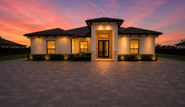 Luxury 5BR Retreat W/Pool,Jacuzzi & Outdoor Kitche.