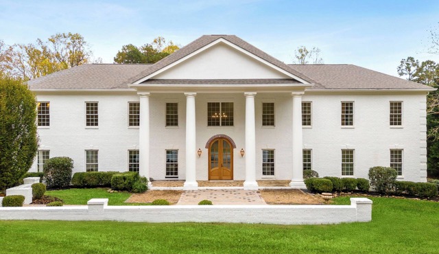 Luxury 6BR Home in Greenville w/Heated Pool Near Furman & Golfing
