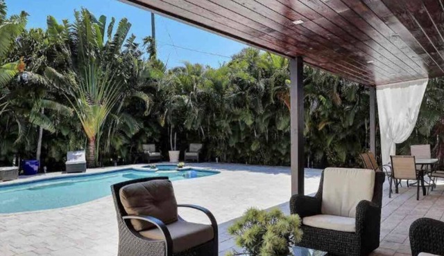 Luxury and Elegance Private Pool and Spa1 mile from Beach