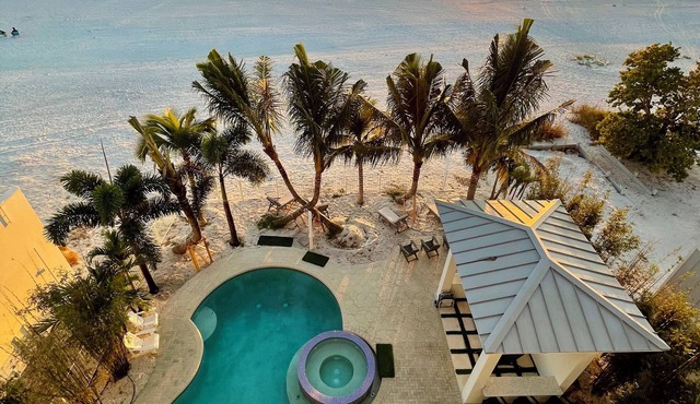 Luxury Beachfront Home - Rooftop Deck - Pool & Spa