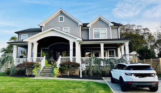 Luxury Coastal Retreat ✨ 5 min to Beach,Sleeps 10,BBQ + Patio