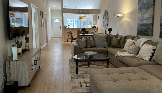 Luxury condo with resort pool, 10 mins to 5th & beaches