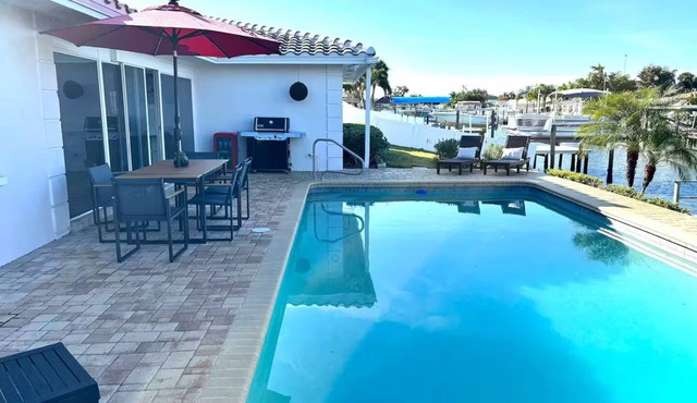 Luxury Modern Waterfront Villa - Saltwater Pool/Fishing Dock/BBQ - Sleeps 12