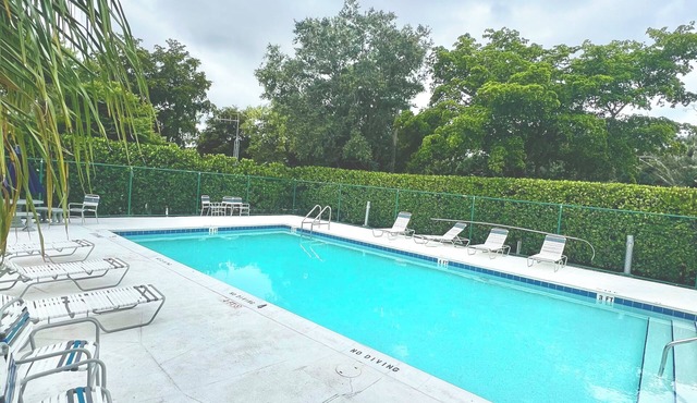Luxury Naples House 10 mins to Beach & 5th Ave Community Pool and Gulf Access