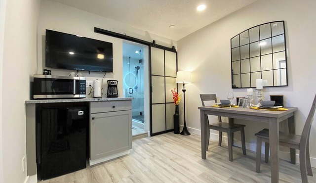 Luxury, Private Suite in cool Palm Beach Gardens with WiFi, AC