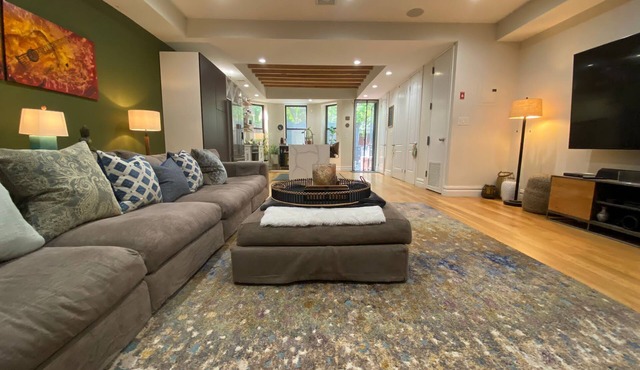 Luxury Townhouse with housekeeping and outdoor space