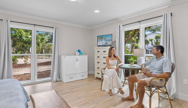 Macaw cottage, newly remodeled, walking distance to beach, shops, restaurants!