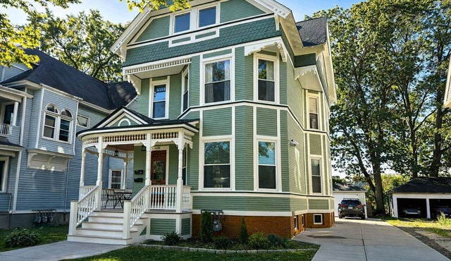 MacKinnon Manor: Spacious New Haven Retreat