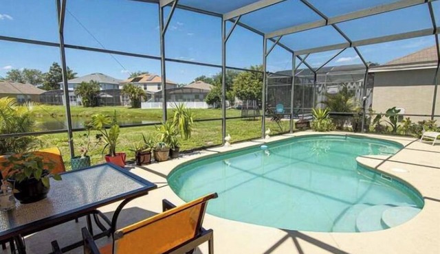 Marvelous Villa, 4 beds 4 bath, pool and lake front