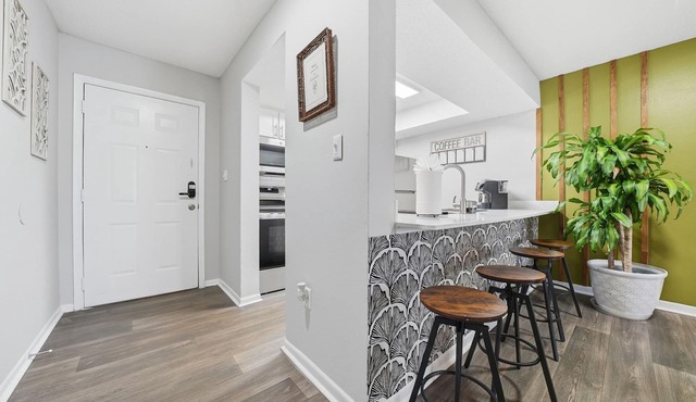 Modern 2BR 2BA w King Bed Pool Gym 10