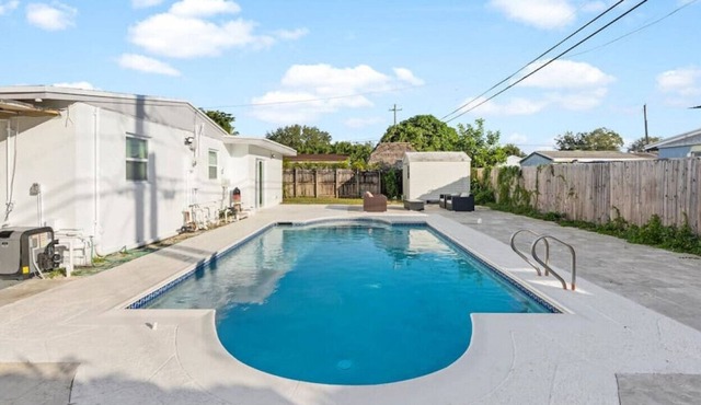 Modern 5/2 -Heated POOL. GRILL. Big backyard