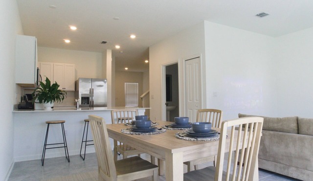 Modern Bright 3BR Townhome – Pool, Disney 35 Minutes Away, Surrounded by Nature