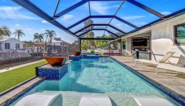 Modern Cottage Home with Pool and Spa-Minutes from Beaches & Downtown Bonita.
