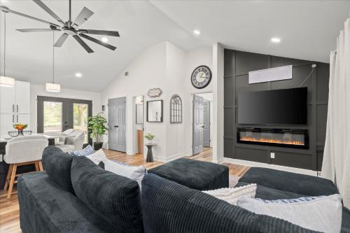 Modern Decatur Compound - 2 Luxury Homes! Sleeps 12 in Decatur