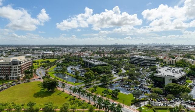 Modern Doral Stay: Spacious Luxury