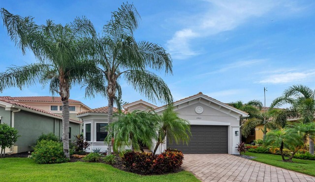Modern, Fresh Coastal Retreat in North Naples