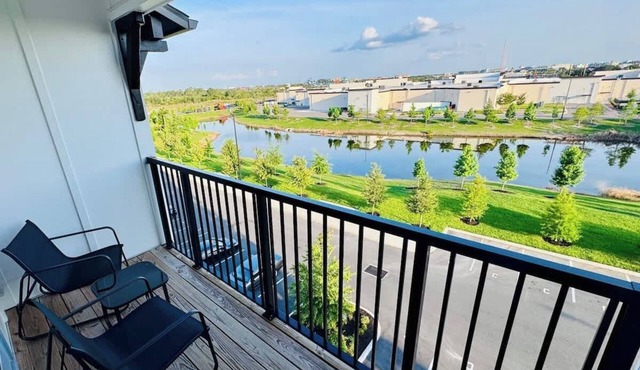 Modern King Apt w Water view, Pool Gym Near Parks