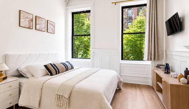 Modern NYC Studio Near Transit, AC, WiFi & Full Kitchen