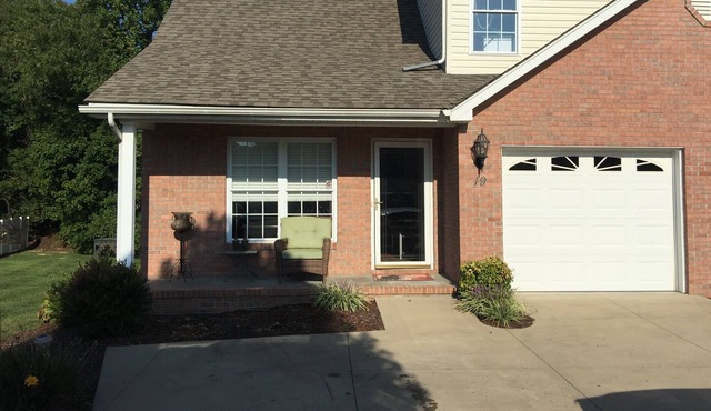 Modern Open Floor Plan Townhouse Convenient For Events At Bristol Motor Speedway in Bristol