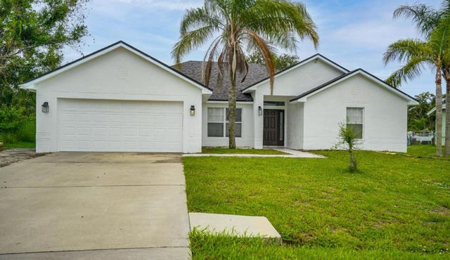 Modern Port St Lucie Home: Shop, Dine & Unwind
