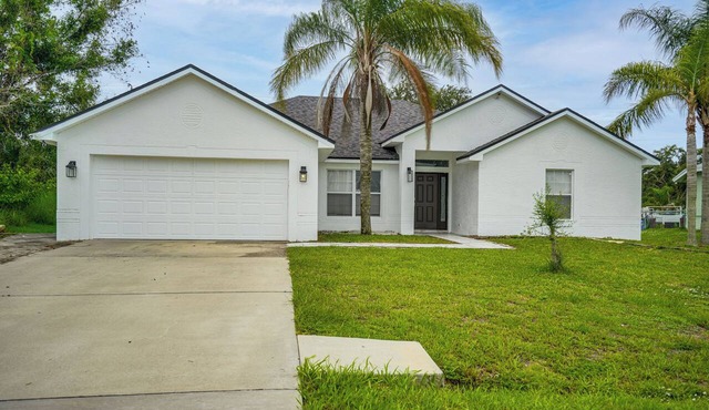 Modern Port St Lucie Home: Shop, Dine & Unwind