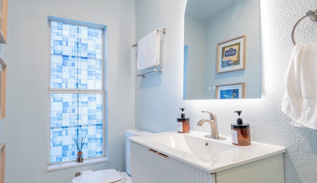 Modern Private Guesthouse with Patio near Universal+Downtown+Airport in Orlando