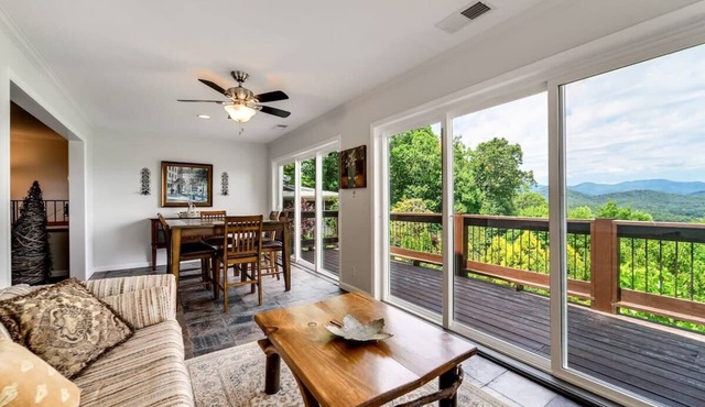 Mountain View 4BR Home with Fireplace & Ping Pong in Franklin