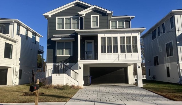 Mrs. Third Avenue. Beautiful home close to beach and shops.