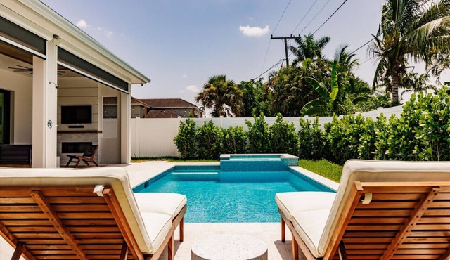 Naples Luxury Orange Blossom Oasis Beach Home Heated Pool/Spa Pet Friendly