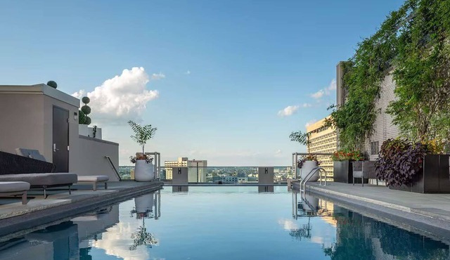 Near LOVE Park | Skyline Rooftop Pool with Kitchen