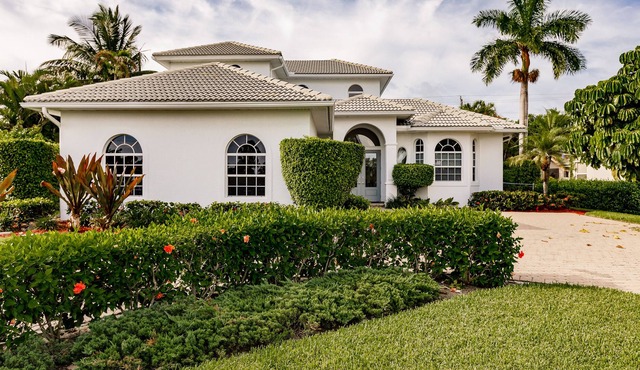 NEW! Luxurious 4BR/4Ba house, large Pool & Garden by the Naples Beach Hotel !