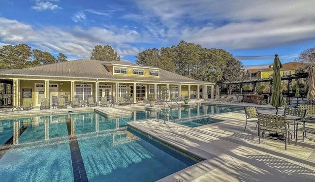 New! Mermaid Haven, spacious beach zen vibe, screened porch, bar, pool & beach!