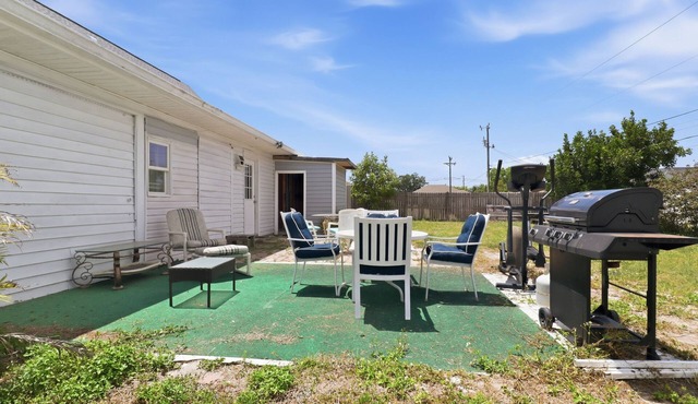 NEW! Sleeps 16 plus Central Cape Coral Family Escape