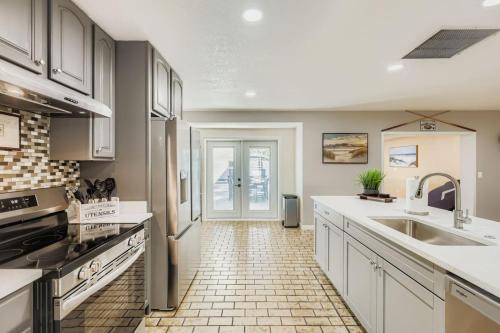 New Sunrise Sanctuary 4BR home with pool and jacuzzi