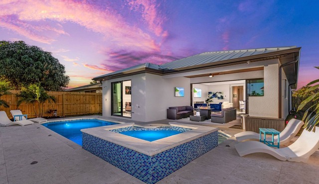 New Villa! Close to the 🏖️! Heated Pool/Spa, Lanai, Grill, EV🔌! Two King beds!